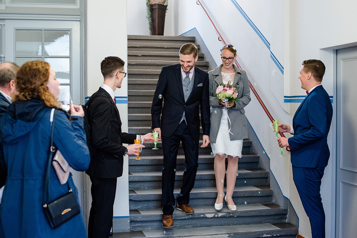 Hochzeit auf Schloss Schwarzenberg im Erzgebirge, Hochzeitsfotos im Regen, Hochzeitsfotograf in Sachsen