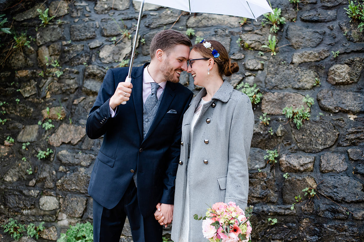 Hochzeit auf Schloss Schwarzenberg im Erzgebirge, Hochzeitsfotos im Regen, Hochzeitsfotograf im Erzgebirge und in Sachsen