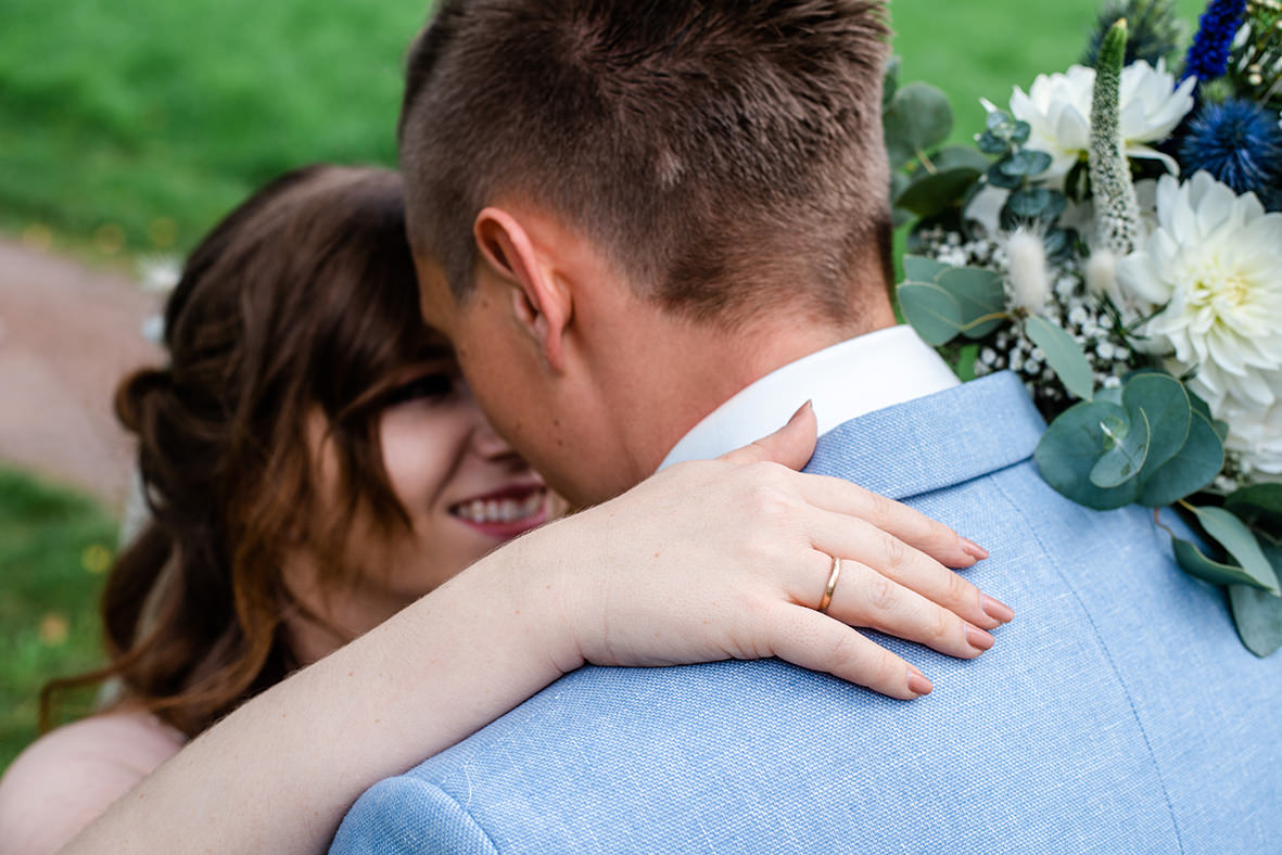 Moderne Scheunenhochzeit mit Freier Trauung in Leipzig & Umgebung, Hochzeitsfotos in Sachsen, Hochzeitsfotograf in Leipzig und Halle Saale