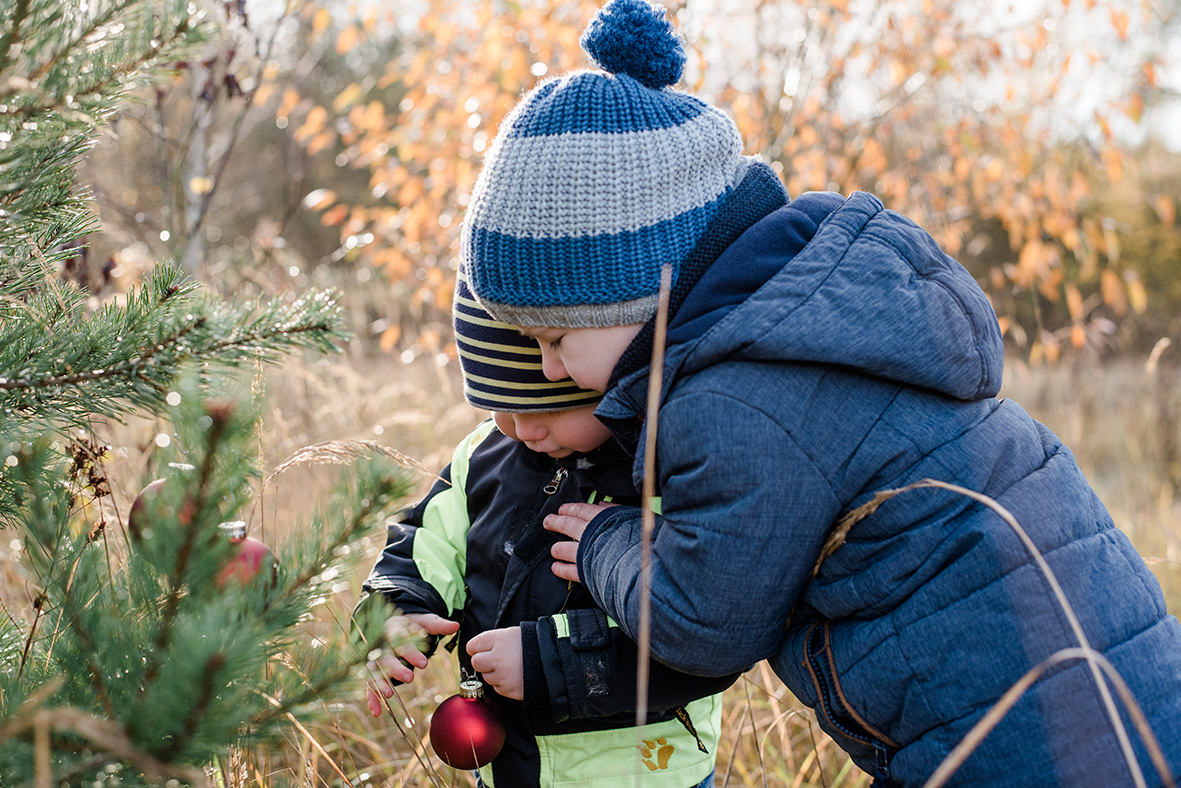 Kinderfotos & Familienfotos in der Natur, Weihnachtliches Familienshooting im Winter in Leipzig und Umgebung