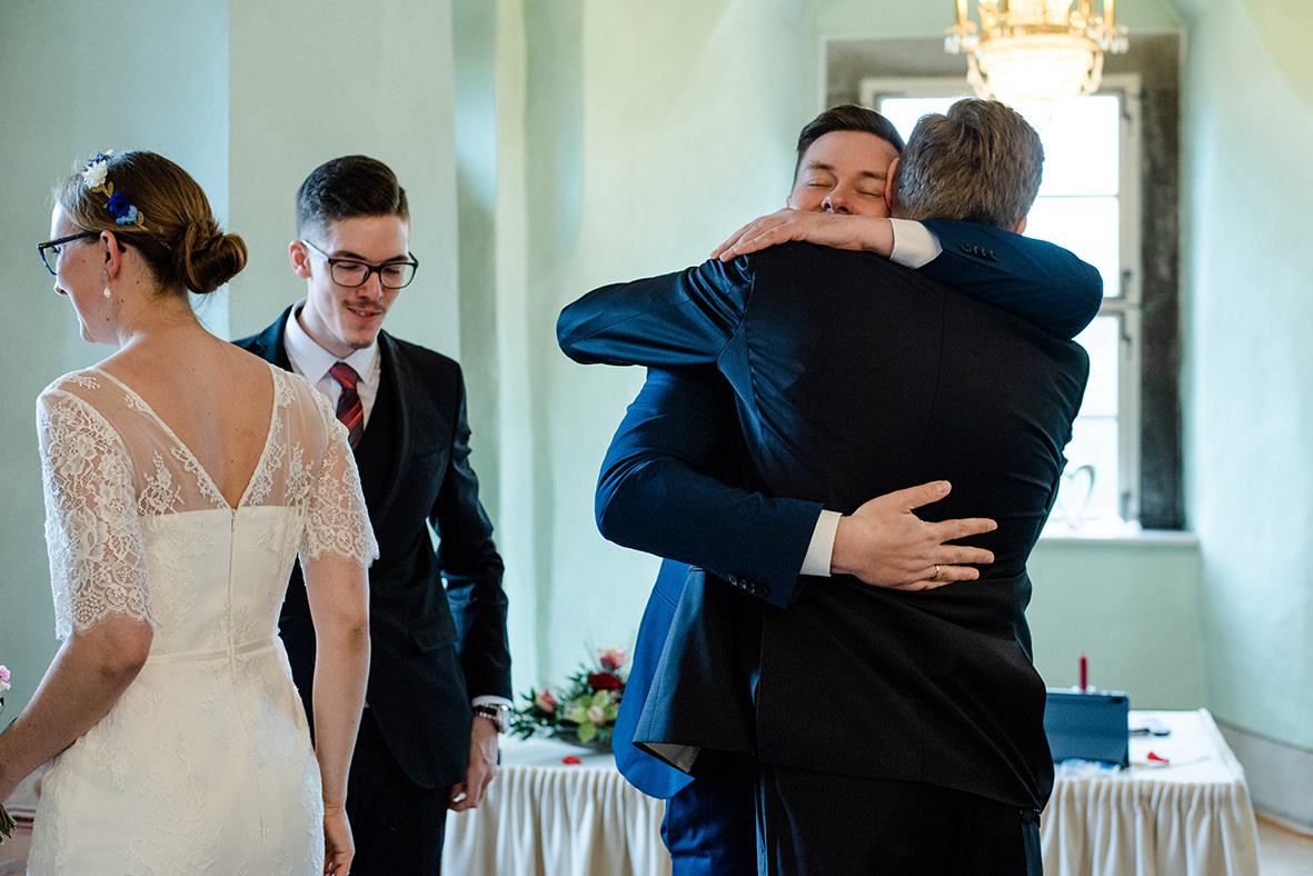 Hochzeit auf Schloss Schwarzenberg im Erzgebirge, Hochzeitsfotos im Regen, Hochzeitsfotograf im Erzgebirge und in Sachsen