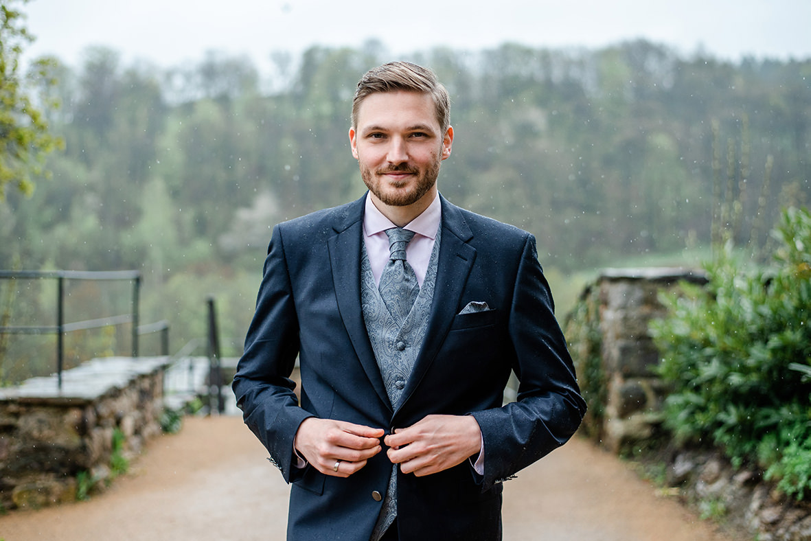Hochzeit auf Schloss Schwarzenberg im Erzgebirge, Hochzeitsfotos im Regen, Hochzeitsfotograf in Sachsen
