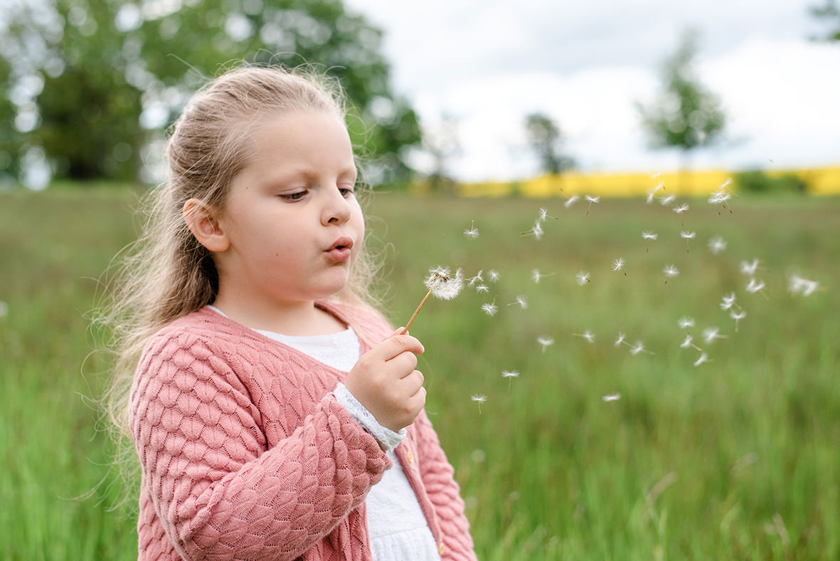 Lebendiges Kinder Fotoshooting im Leipziger Land - Familienfotoshooting mit Kinderfotos zwischen Leipzig, Markkleeberg und Borna