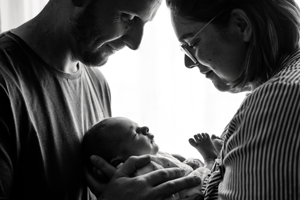 Natürliche Babyfotos bei euch zuhause im Leipziger Land in Leipzig, Markkleeberg, Borna, Zwenkau, Grimma, Taucha, Halle Saale, Babyshooting Homestory, liebevolle Neugeborenenfotos in den eigenen vier Wänden 