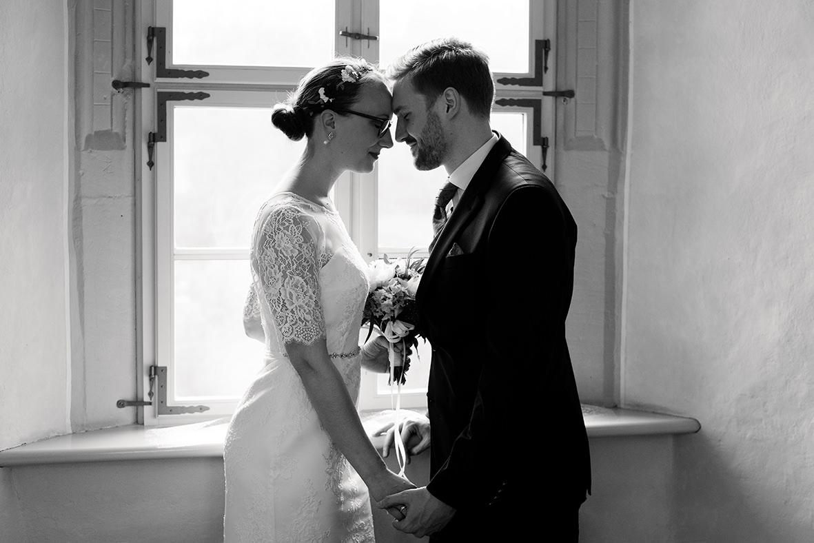 Hochzeit auf Schloss Schwarzenberg im Erzgebirge, Hochzeitsfotos im Regen, Hochzeitsfotograf in Sachsen
