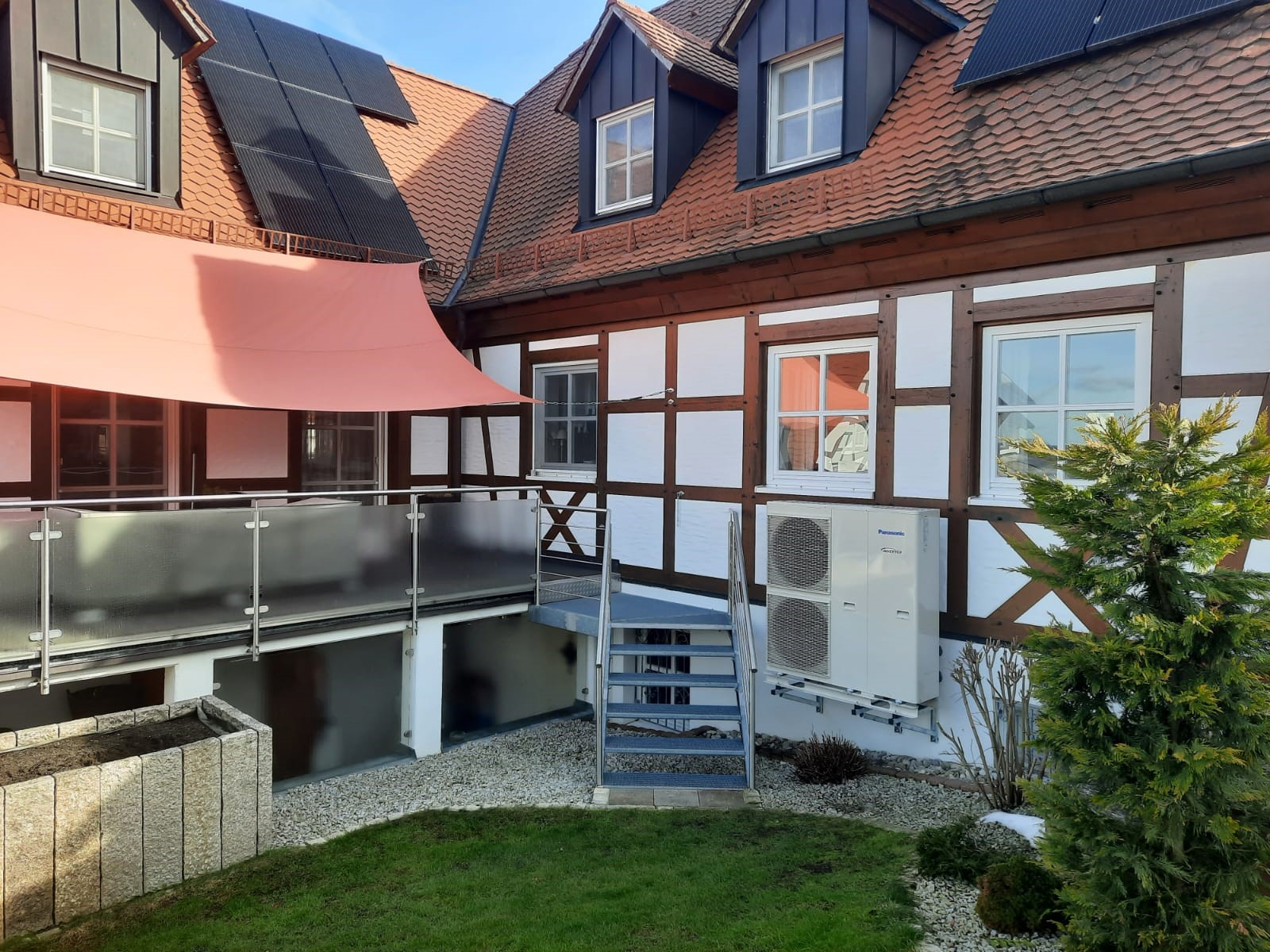 Unabhängig mit Wärmepumpe und Solartechnik
