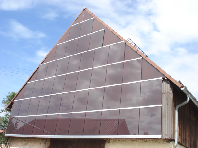 Rote Solarmodule fuer Gebaeude Haus Denkmalschutz und Fassade