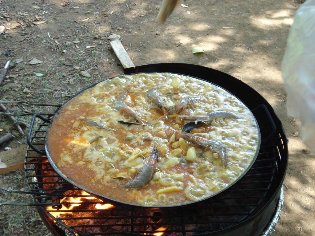 Familie und Freunde treffen sich oft im Park und essen gemeinsam Paella.
