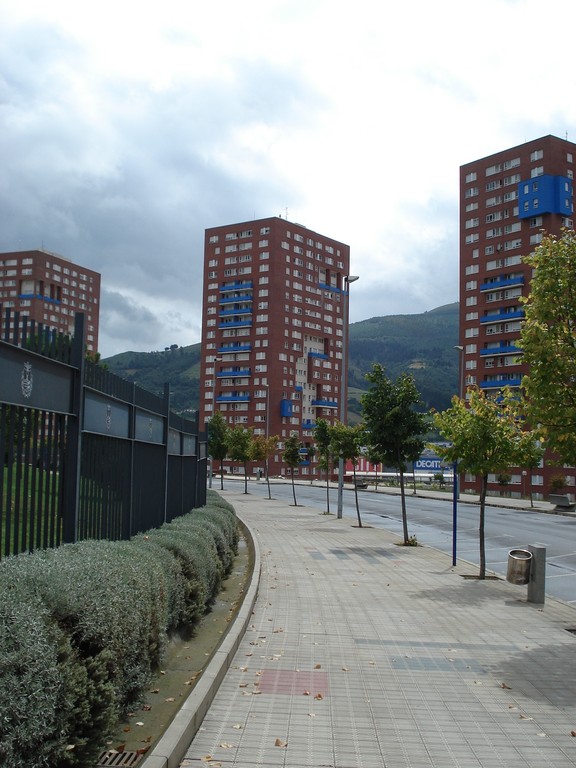 Auch diese Gebäude gehören zu dem neuen Bilbao. Dahinter befindet sich die 2005 entstandene Ikea-Filiale