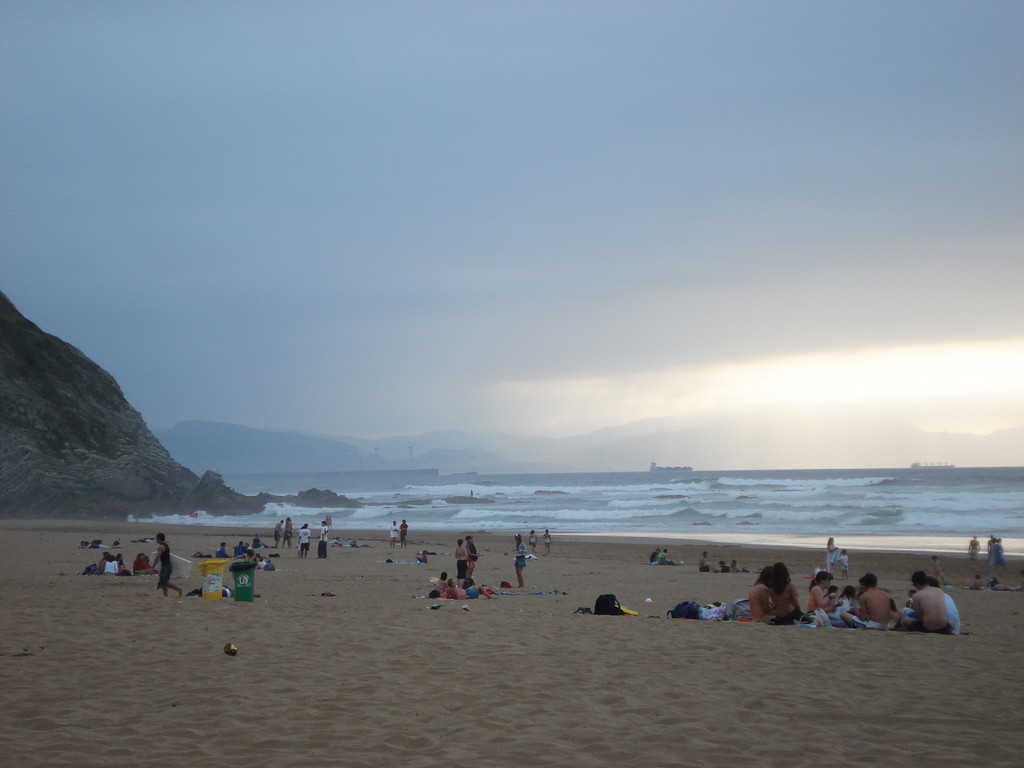 Die Surfer kommen alle zum Wellenreiten an den Strand von Sopelana