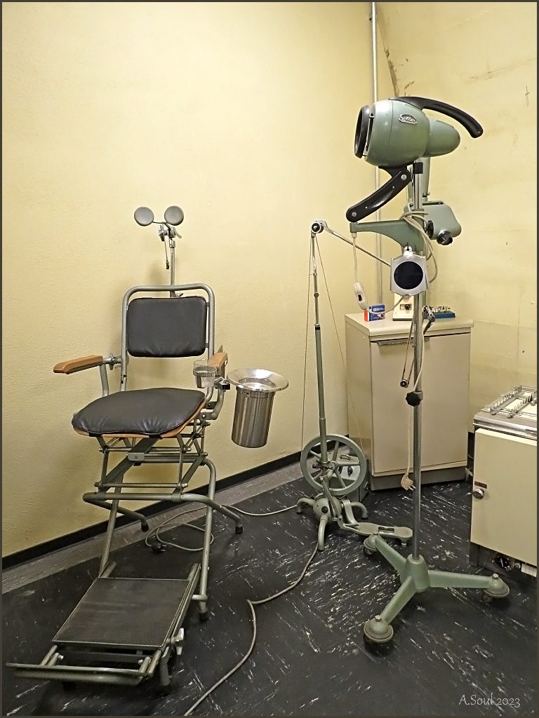 Zahnarztbehandlungsstuhl Bundesregierungsbunker in der Eifel