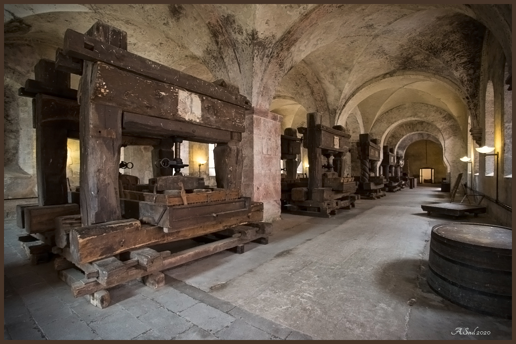 Alte Weinpressen im Kloster Eberbach/Rheingau