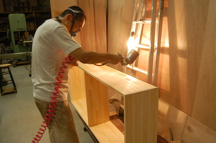 パイン集成材を使った吊戸棚の製作｜ラッカー塗装 - 神奈川の家具工房 