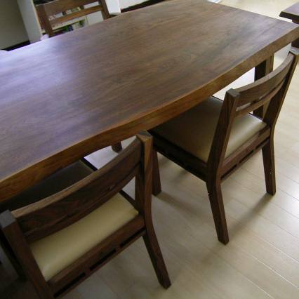 耳付きウォルナットのダイニングテーブル＆組み木の椅子（桜川市・Ｋ様邸）