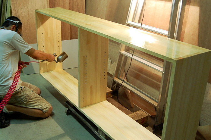 パイン集成材を使った吊戸棚の製作｜ラッカー塗装 - 神奈川の家具工房 