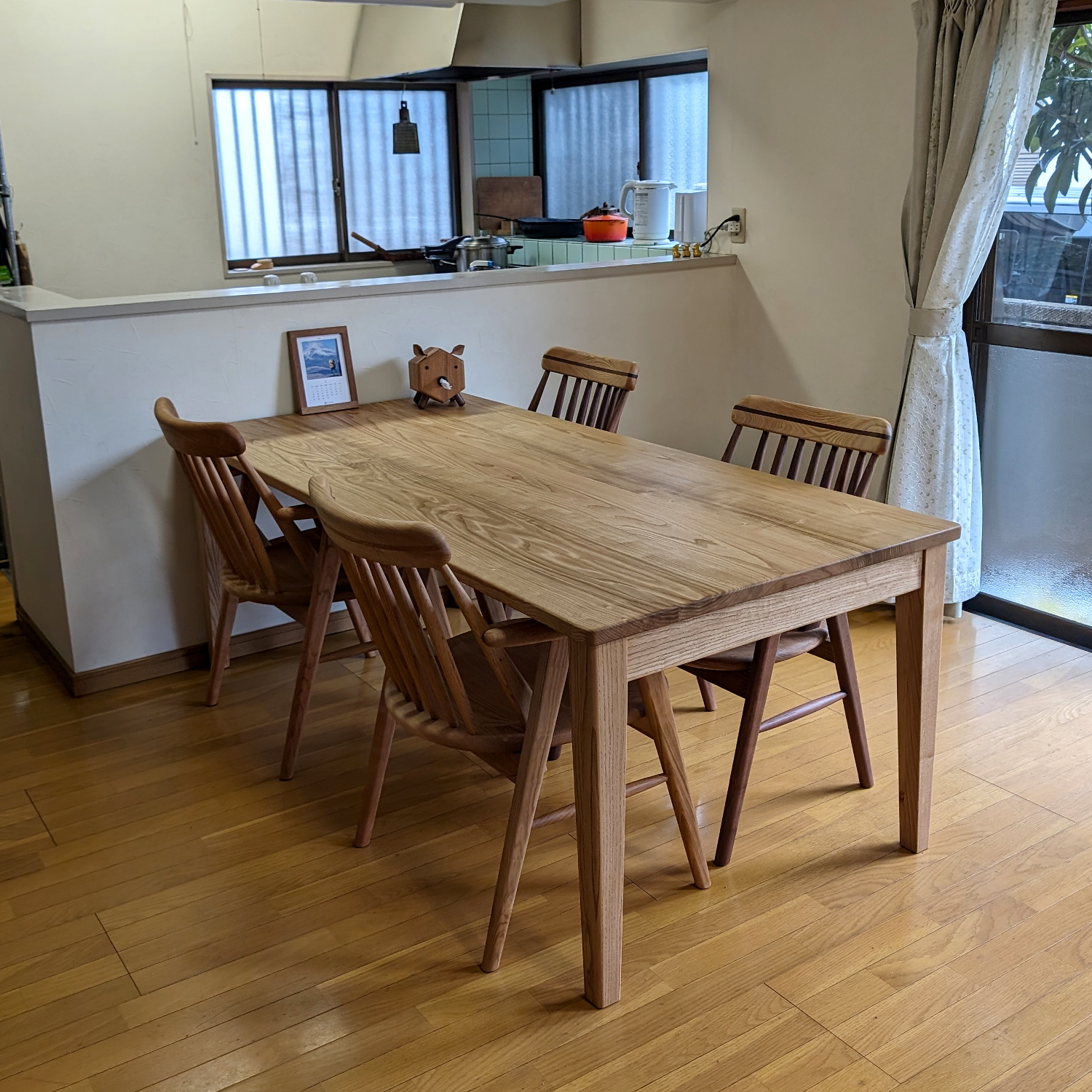 シンプルダイニングテーブルと肘付きそら豆チェア（相模原市・O様邸）