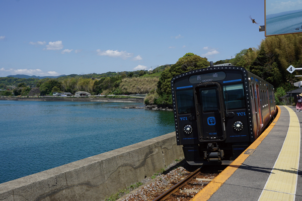 大村湾をなぞるようにして普通列車が到着。LED に縁どられた“顔”が特徴的。