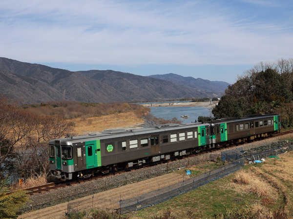 吉野川に沿って走る徳島線