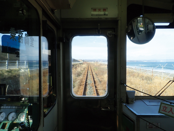 車窓にオホーツク海を見せながら釧網線は進む