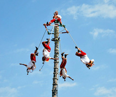 Foto: Teambuilding und uralte Ritualsymbolik der Flieger von Papantla, Veracruz, Mexiko.