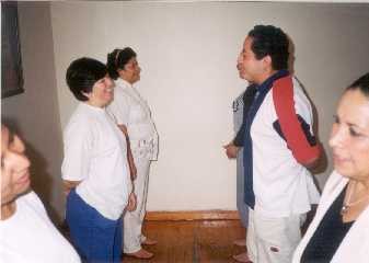 Nonverbal communication: we are mirrors / somos espejos.
