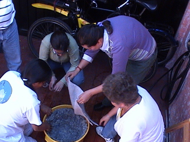 Creating Paste with Newspapers / creando Engrudo con Periódicos...