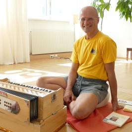 Arjuna Paul Nathschläger mit Harmonium