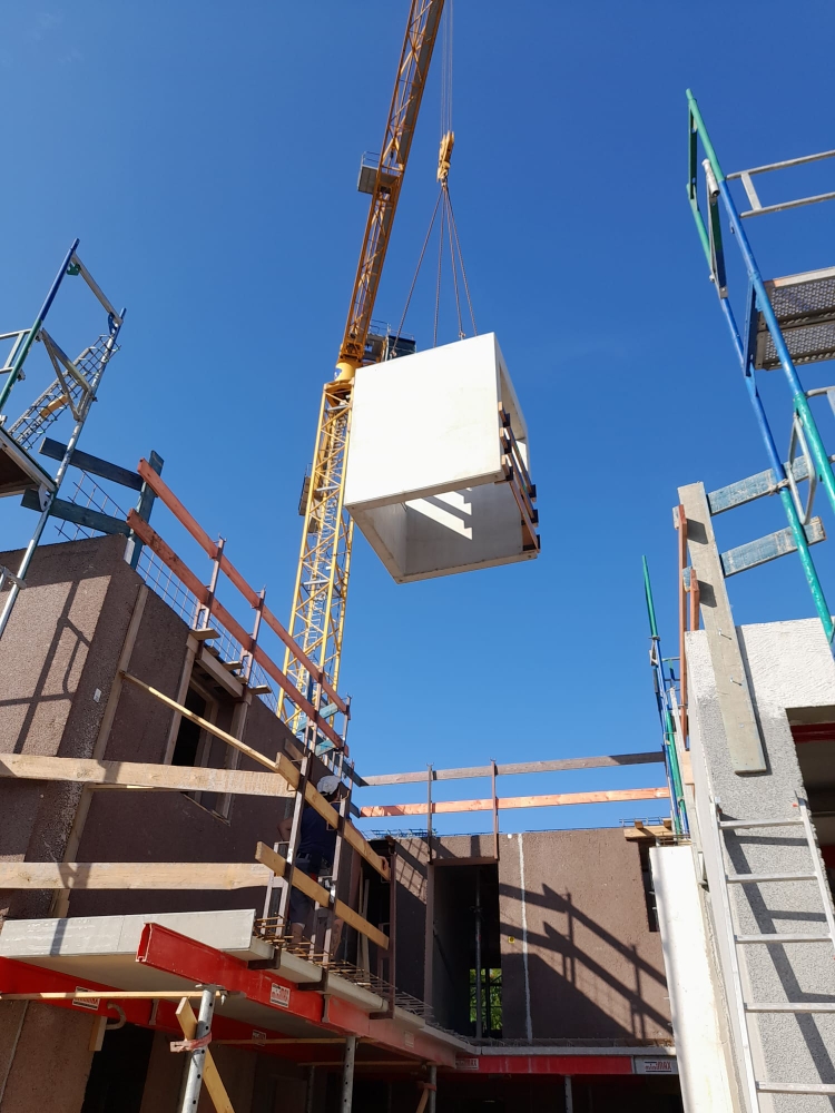 Montage der Aufzugsschacht-Fertigteile in Oberfranken