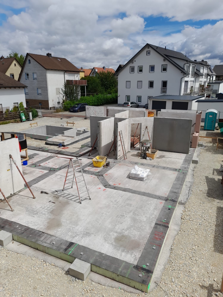 SCHLITZE KLOPFEN UND FRÄSEN WAR GESTERN. BEI EINEM RAUMBUILD HAUS BRAUCHT DER ELEKTRIKER NUR NOCH DIE KABEL EINZIEHEN UND SEINE DOSEN SETZEN.