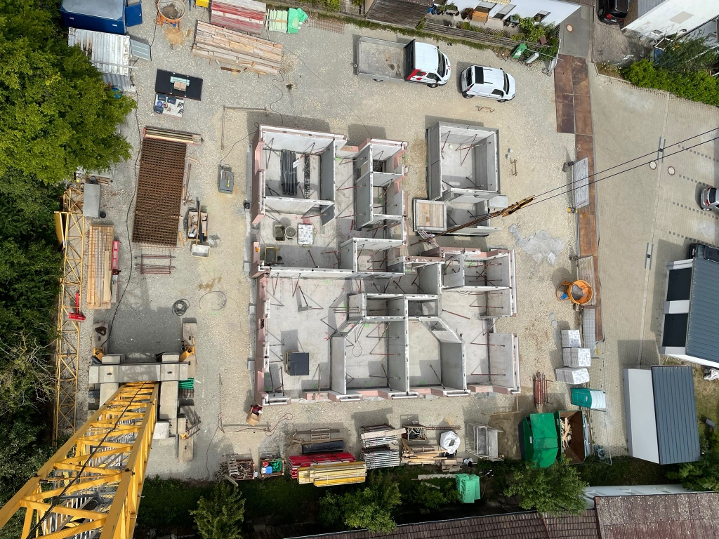 Die Blähton Fertigwände werden bei der Montage mittels spezieller Fugenausbildung kraftschlüssig miteinander, also fest und unlösbar verbunden. 