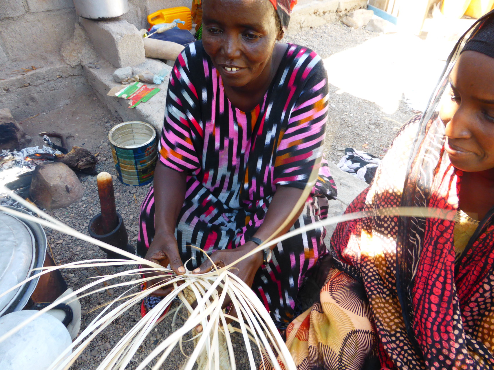 Tressage des feuilles de palmes pour confectionner les nattes recouvrant les daboïtas