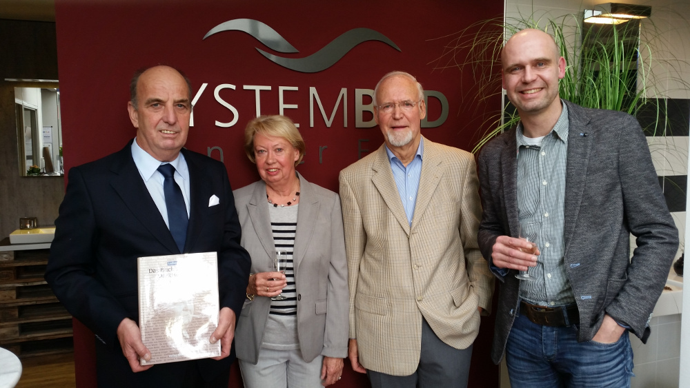 Bei der Ehrung (v.l.): Michael Darda, Gisela van der Ende, Adrianus van der Ende und der Unternehmer des Jahres Jörn van der Ende. Foto: Reichwein