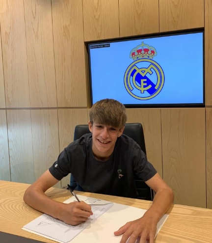 Marcos Carrasco firma su primer contrato con el Real Madrid
