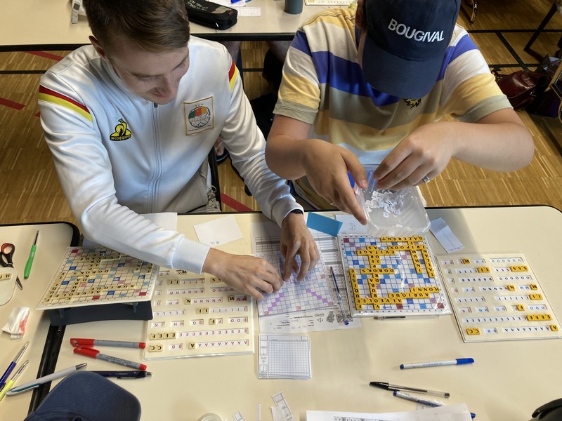 Table 1 : 2 parties se déroulent en même temps (la partie en paire et une partie en classique avec des jetons en papier tout comme la grille) !