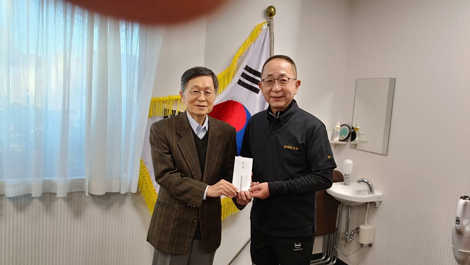 人工芝グランド新設への賛助金贈呈