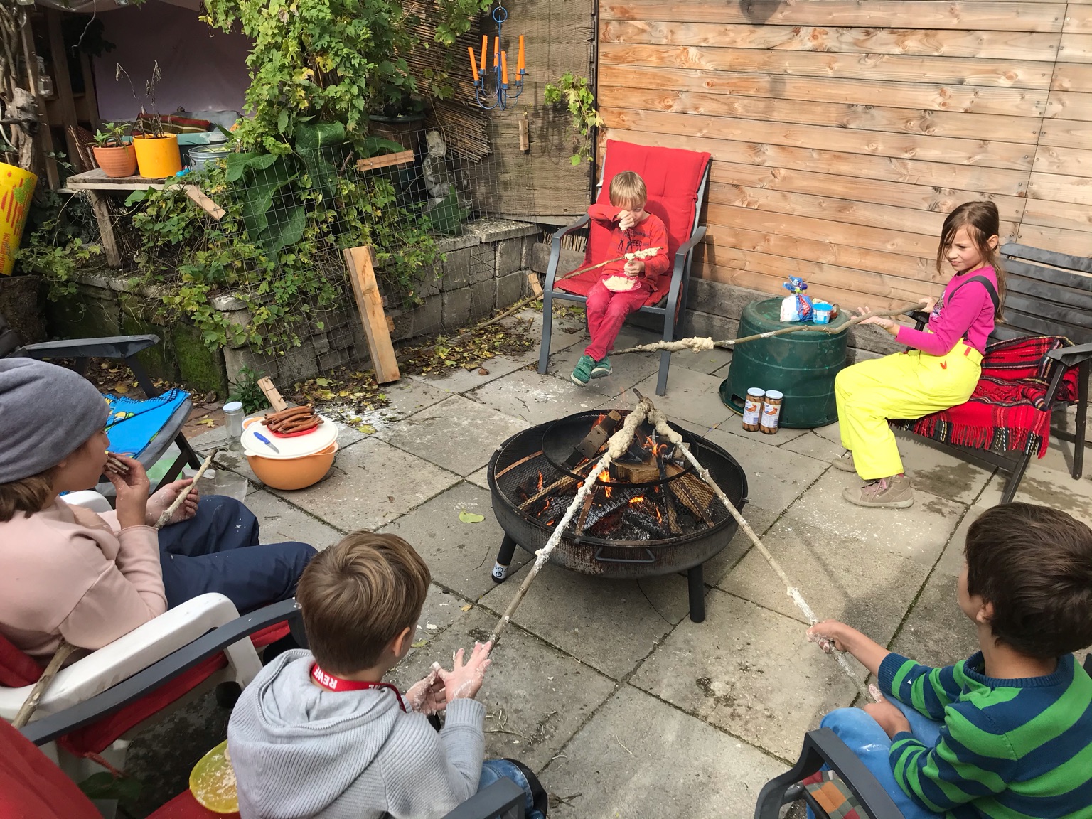 Stockbrot in Carstens Garten