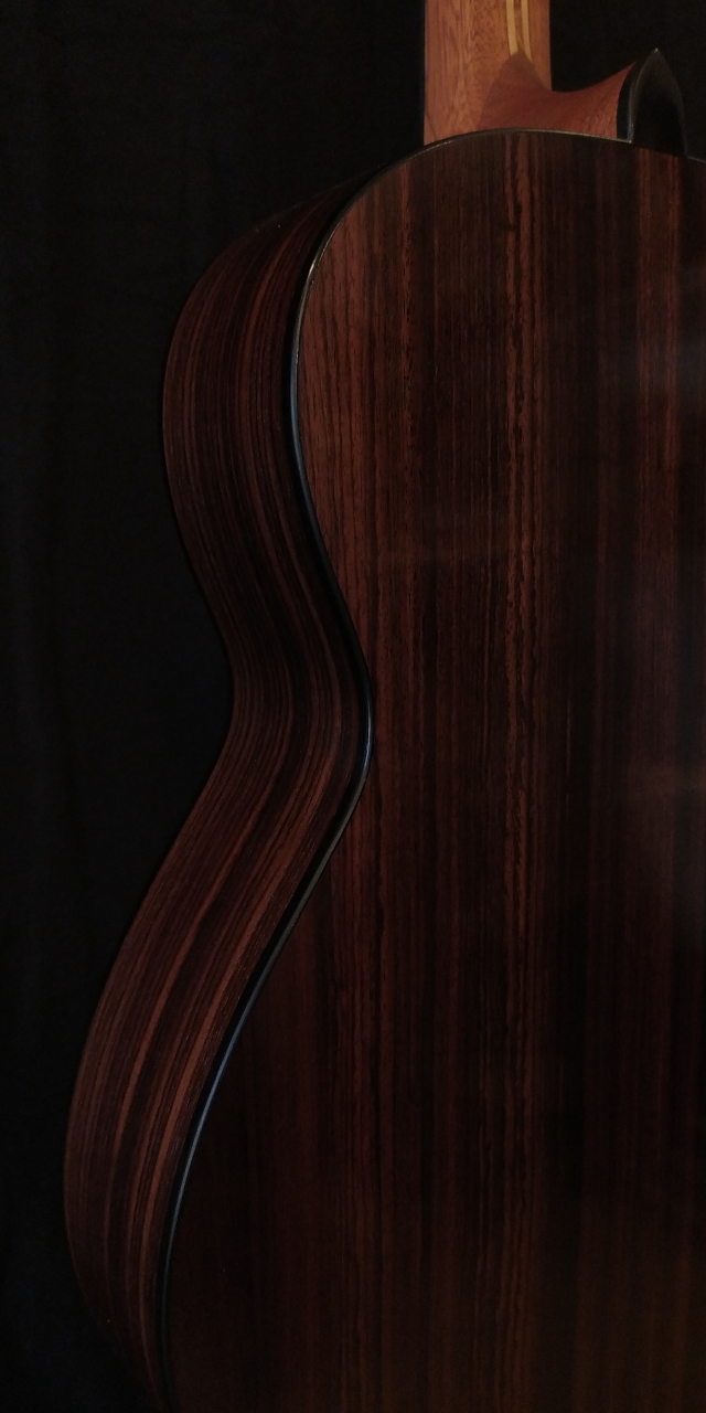 Konzertgitarre aus dem Gitarrenbaukurs. Fertiges Instrument. Fertigen Sie Ihr ganz eigenes Instrument selbst unter fachkundiger Anleitung.