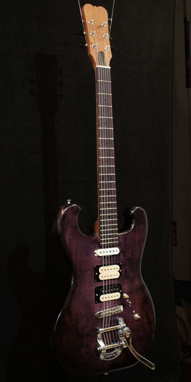 Custom E-Gitarre aus dem Gitarrenbaukurs. Fertiges Instrument. Fertigen Sie Ihr ganz eigenes Instrument selbst unter fachkundiger Anleitung.