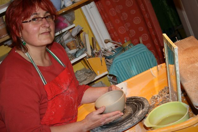 Kursleiterin:  Keramikmeisterin + Keramikgestalterin Julia Arnold