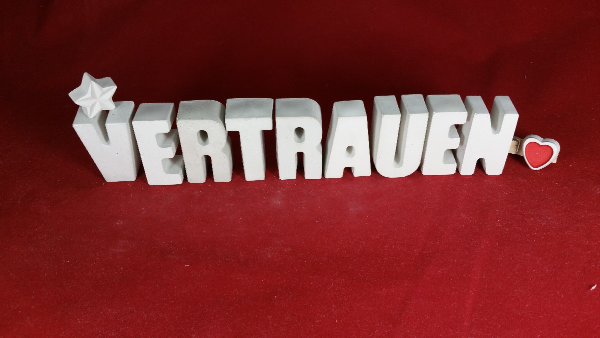 Beton Steinguss Buchstaben 3D Deko Buchstabe O mit Herzklammer als Geschenk verpackt!