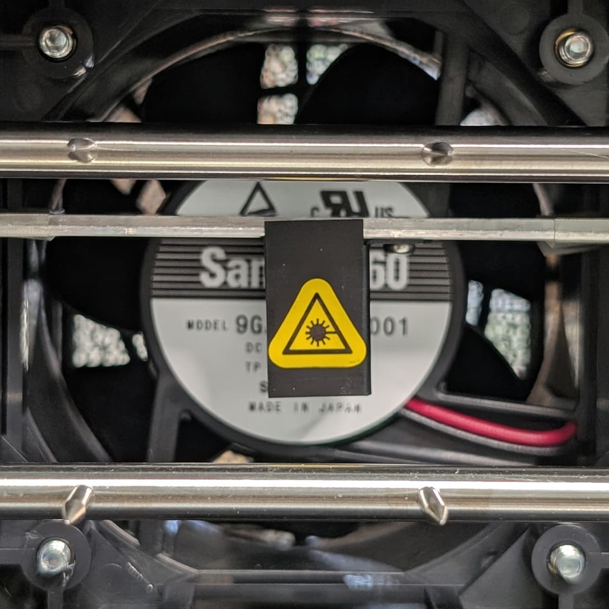 黄色の△マークがUV-C(深紫外線)を発生させ中に入り込んだ埃などの消毒作用を促します
