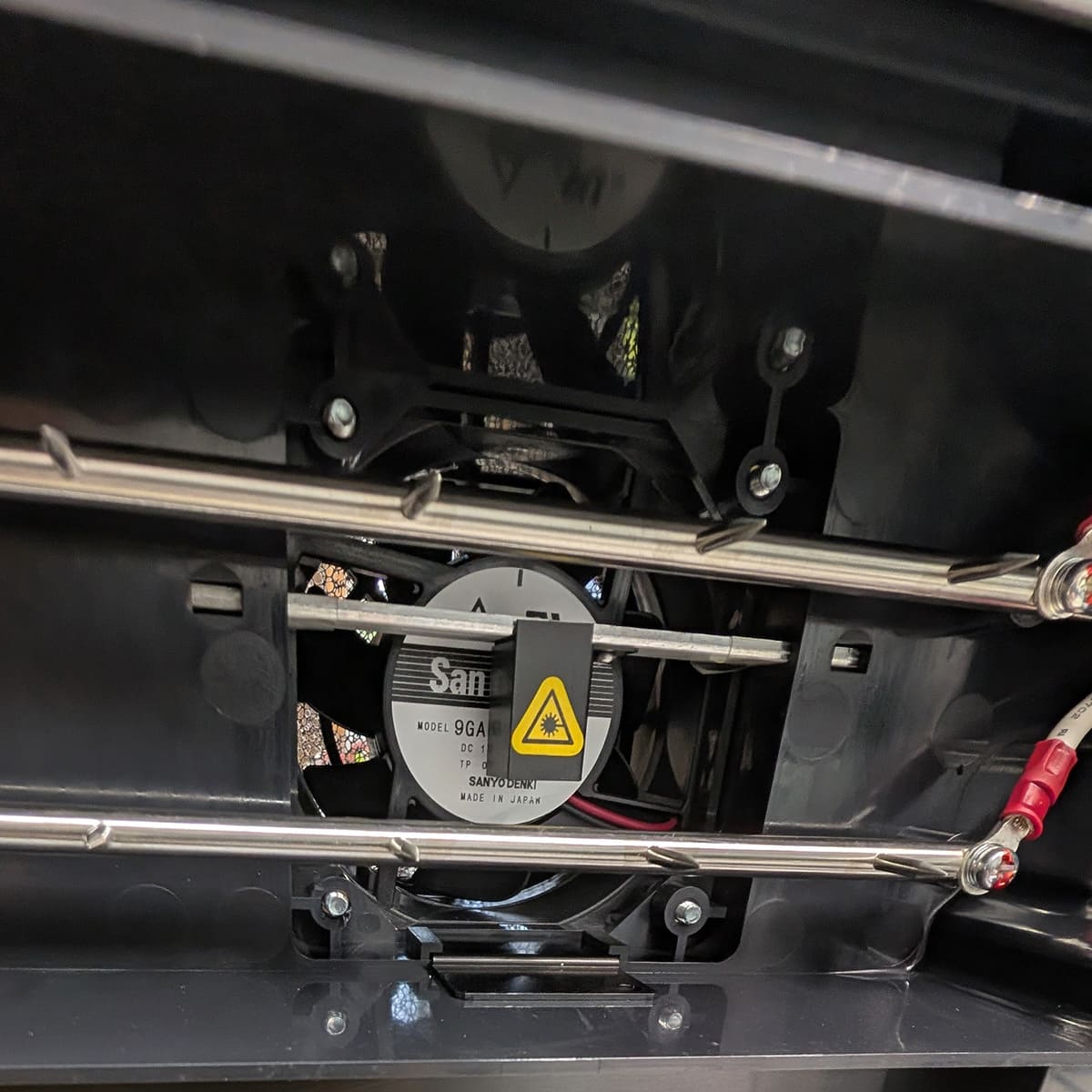 UV-C発生器は送風ファンのすぐ前に位置し外からの雑菌を無力化作用を促します