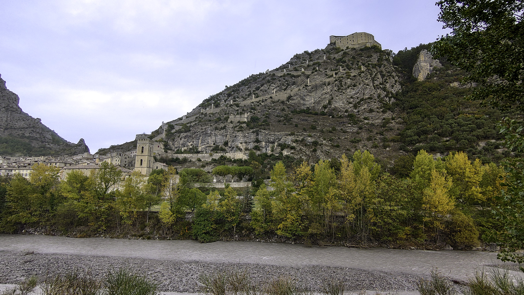 Bild: Wohnmobilreise zu entlegenen Bergdörfern der Provence, hier Entrevaux