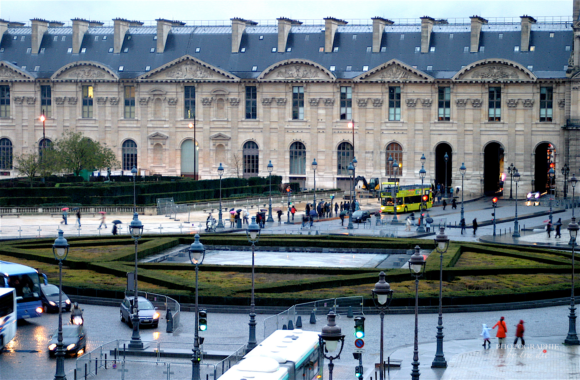 Bild: Louvre Paris mit Glaspyramide  