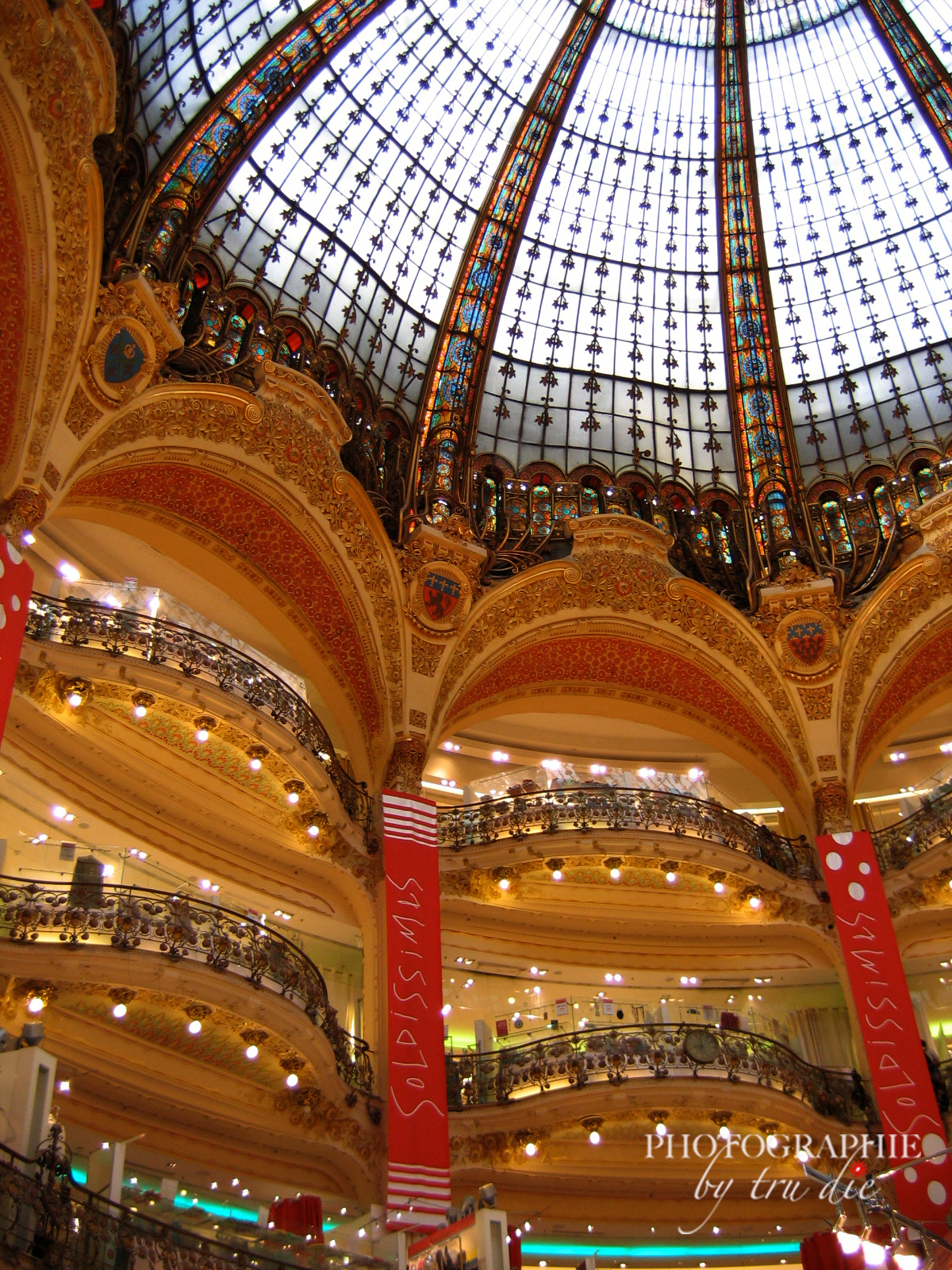 Bild: Galeries Lafayette mit Blick in die Kuppel und Galerien, Paris