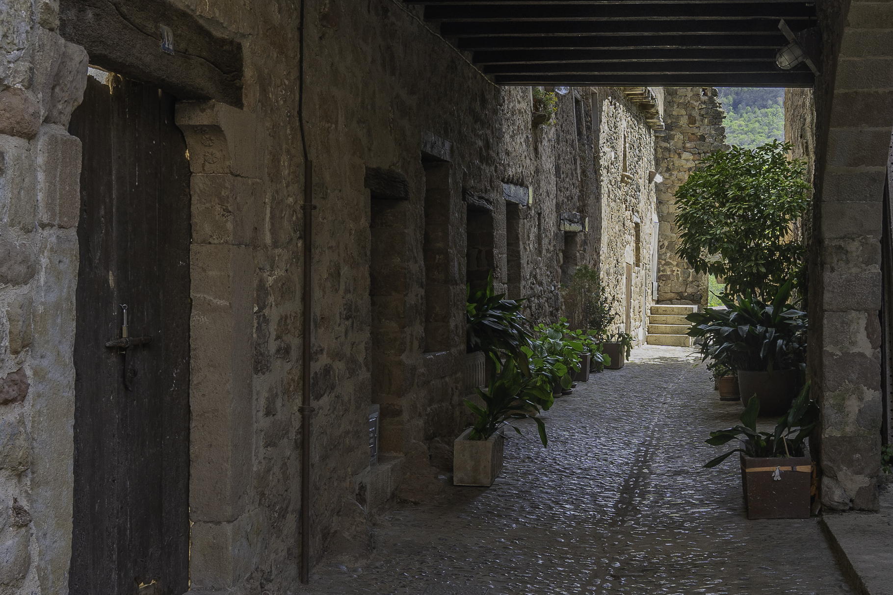 Enge Gassen  bei einem Spaziergang durch Santa Pau