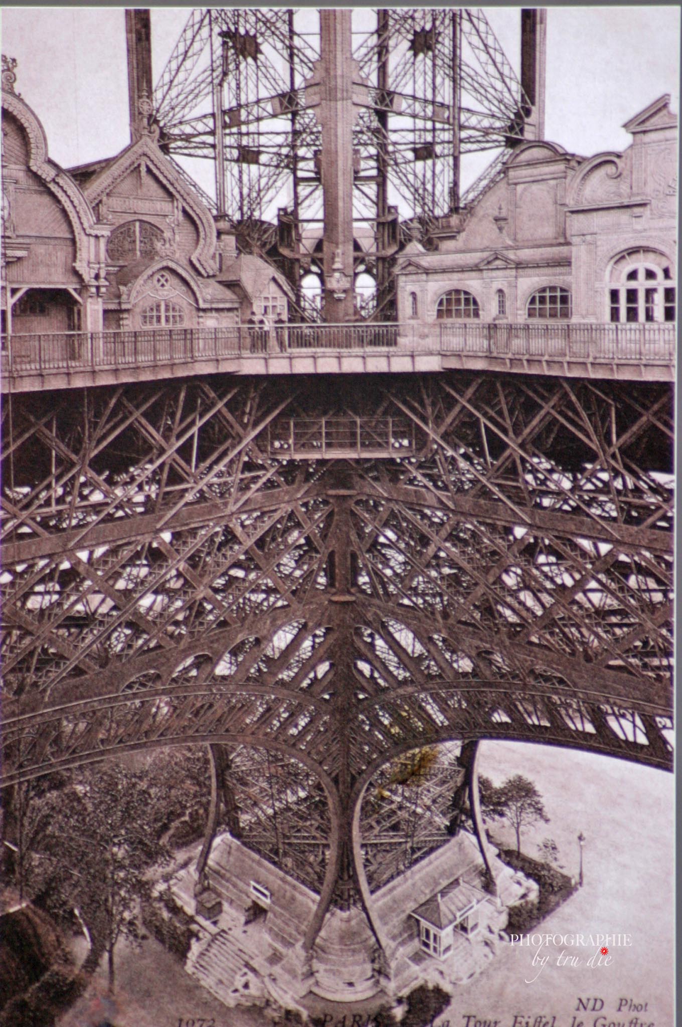 Bild: Foto der alten ausgestellten Fotos auf dem Eiffelturm 