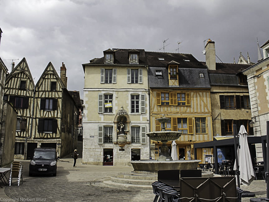 Auxerre Place Saint-Nicolas 