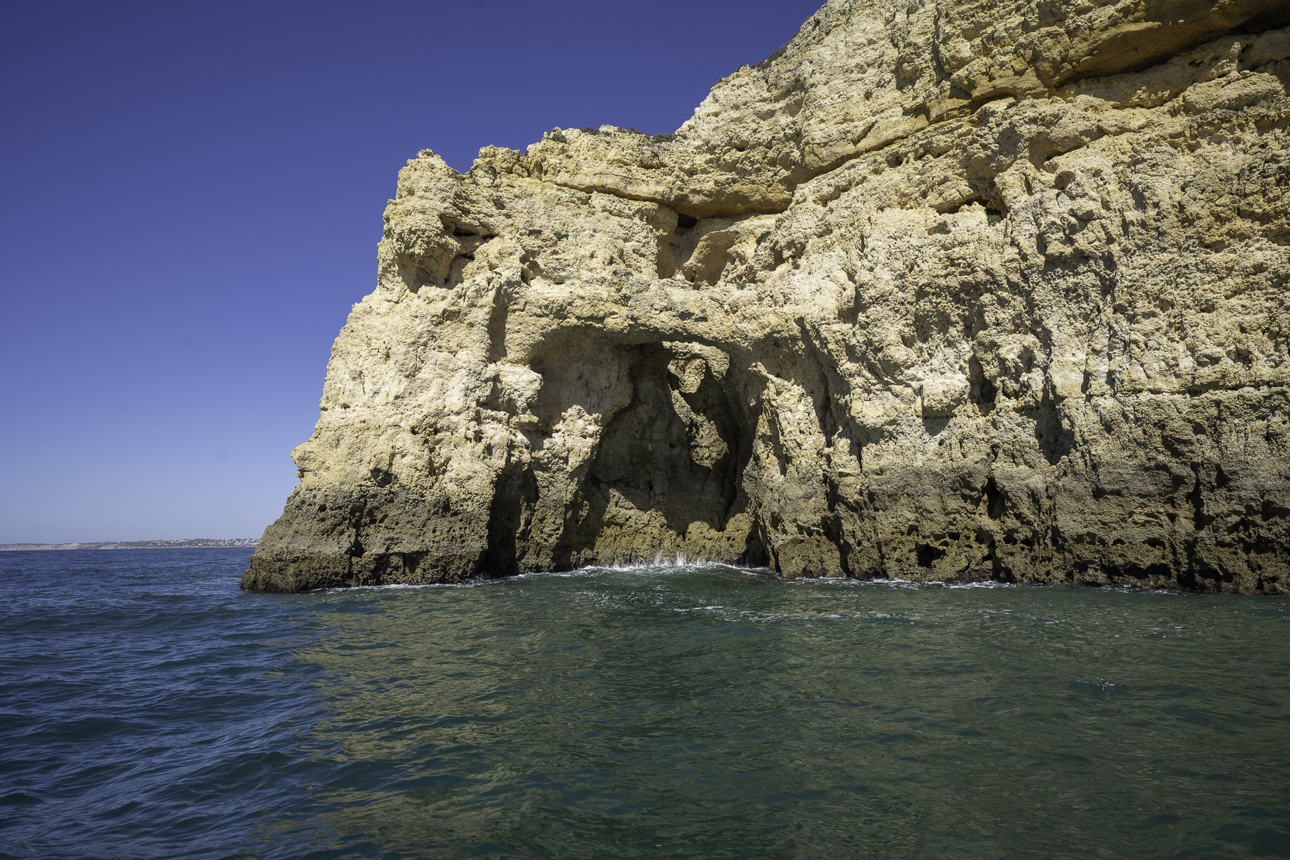 Bild: Bootstour zu der Felsenküste bei Lagos an der Algarve 