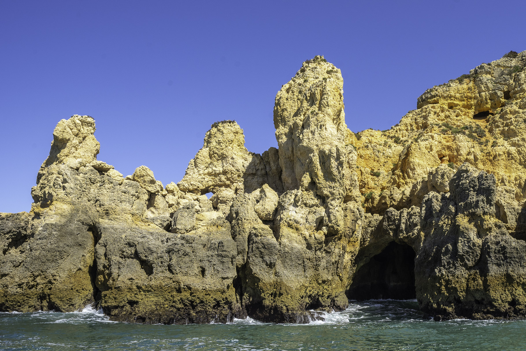 Bild: Bootstour zu der Felsenküste bei Lagos an der Algarve 